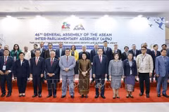 El presidente de la Asamblea Nacional, Tran Thanh Man (sexto desde la derecha, primera fila) y otros delegados en la ceremonia inaugural de la 46.ª Asamblea General de la Asamblea Interparlamentaria de la ASEAN. (Foto: VNA)