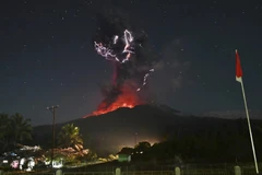 El monte Lewotobi Laki-laki, uno de los volcanes más activos de Indonesia, entra en erupción (Fuente: AP)