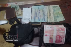El puesto de control fronterizo del puesto fronterizo internacional de Lao Cai ha detectado e incautado numerosos casos de contrabando de divisas. Fuente: VNA