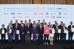 Representantes de los bancos vietnamitas se tomaron una foto con miembros de la Alianza de Banca Comercial Verde (Fuente: VNA)