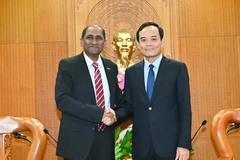 El secretario del Comité del Partido Comunista de Ciudad Ho Chi Minh, Tran Luu Quang y Jaya Ratnam, saliente embajador de Singapur en Vietnam (Fuente: sggp.org.vn)