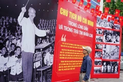 Ciudadanos de la capital visitan la exposición fotográfica "El Presidente Ho Chi Minh en el corazón del pueblo y de la humanidad" en el Centro Nacional de Noticias en Hanoi (Foto: VNA)