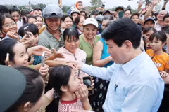 El presidente Luong Cuong visita y anima a los habitantes de las zonas inundadas de la comuna de Go Noi. (Foto: VNA)