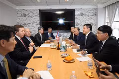 En la sesión de trabajo entre el ministro de Industria y Comercio, Nguyen Hong Dien, jefe de la delegación vietnamita, y Jeffrey Perlman, presidente de Warburg Pincus y presidente del Consejo Empresarial Estados Unidos-ASEAN (USABC). (Foto: VietnamPlus)