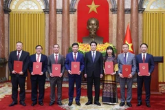 El presidente de Vietnam, Luong Cuong, posa una foto con los embajadores nombrados (Fuente: VNA)