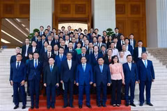 El primer ministro de Vietnam, Pham Minh Chinh, y los delegados del coloquio (Fuente: VNA)