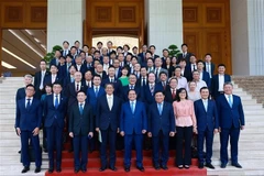 El primer ministro de Vietnam, Pham Minh Chinh, y los delegados del coloquio (Fuente: VNA)