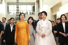 Ngo Phuong Ly, esposa del secretario general del Partido Comunista de Vietnam, To Lam, (izq.), y la primera dama surcoreana Kim Hye Kyung visitan el Museo Nacional de Corea (Foto: VNA)