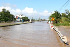 La Carretera Nacional 1A, que atraviesa la comuna de Hong Son en Lam Dong, se encuentra gravemente inundada. Foto: VNA