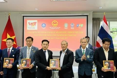 Vietnamitas en el extranjero reciben el libro bilingüe "Presidente Ho Chi Minh en Tailandia". (Foto: VNA)