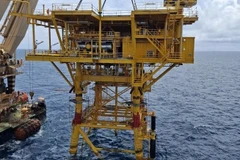 La instalación fue realizada por la empresa de construcción utilizando el buque grúa Hoang Sa (Fuente: VNA)