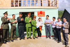 Ceremonia de inauguración y entrega de la primera casa construida durante la "Campaña Quang Trung" a la familia de la Sra. Dinh Thi Von, residente en la aldea de Huy Mang, comuna de Son Tay. Foto: VNA.