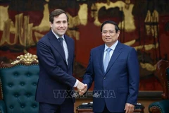 El 12 de mayo de 2025, en Hanoi, el premier Pham Minh Chinh recibió a Benjamin Dousa, ministro de Cooperación Internacional para el Desarrollo y Comercio Exterior de Suecia (Fuente: VNA)
