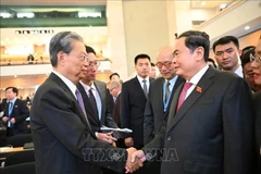 El presidente de la Asamblea Nacional de Vietnam, Tran Thanh Man (derecha) sostiene una reunión con el titular del Comité Permanente de la Asamblea Popular Nacional de China, Zhao Leji (Fuente: VNA)