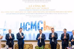 Líderes de la ciudad de Ho Chi Minh, el Departamento de Promoción Comercial y los delegados llevaron a cabo la ceremonia para anunciar la versión piloto de la HCMCInvest. Foto: nhandan.vn
