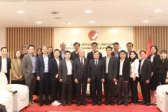 En una reunión entre las autoridades de Binh Duong y representantes de MiTAC (Fuente: VNA)