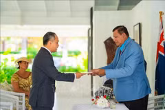 El embajador de Vietnam en Nueva Zelanda, concurrente en las Islas Cook, presenta sus cartas credenciales a Tom Marsters, Representante Real Británico en las Islas Cook. Foto: VNA.