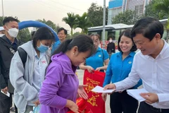 El presidente del Comité Popular provincial de Binh Duong entrega obsequios a los trabajadores que regresan a casa para el Tet (Foto: VNA)