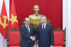 El secretario general del Partido Comunista de Vietnam, To Lam, recibe al embajador indio, Sandeep Arya (Fuente: VNA)