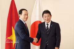 El viceprimer ministro de Vietnam, Le Tien Chau y el canciller de Japón, Motegi Toshimitsu (Fuente: VNA)
