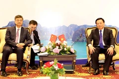 El director de la Academia Nacional de Política Ho Chi Minh y presidente del Consejo Teórico Central, Nguyen Xuan Thang, se reúne con Chen Gang, secretario del Comité del Partido Comunista de China (PCCh) de la región autónoma Zhuang de Guangxi (Fuente: Periódico Ha Giang)