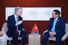 El primer ministro de Vietnam, Pham Minh Chinh, (derecha) y Peter Koerte, miembro del Consejo de Administración y director de Tecnología y Estrategia del Grupo Siemens de Alemania (Fuente: VNA)