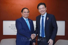 El primer ministro de Vietnam, Pham Minh Chinh, sostiene un encuentro con su homólogo singapurense, Lawrence Wong (Fuente: VNA)