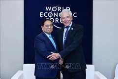El primer ministro vietnamita, Pham Minh Chinh, recibe a Peter Brabeck-Letmathe, presidente interino del Foro Económico Mundial (Fuente: VNA)