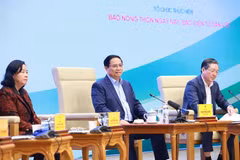 El primer ministro Pham Minh Chinh (centro) habla en el evento (Fuente: VNA)
