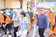 Representantes de varios consulados, la Asociación de Víctimas del Agente Naranja/Dioxina y un gran número de personas de Ciudad Ho Chi Minh participan en la marcha solidaria "Por las víctimas del Agente Naranja". Foto: VNA
