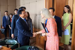 El viceprimer ministro Nguyen Van Thang y la subdirectora general de la Organización Mundial del Comercio (OMC), Jennifer DJ Nordquist. Foto: VNA