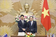 El presidente de la Asamblea Nacional de Vietnam, Tran Thanh Man (derecha) y el director de la División Juvenil del Partido Liberal Democrático (PLD) de Japón, Nakasone Yasutaka (Fuente: VNA)