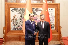el miembro del Comité Central del Partido Comunista y vicepresidente de la Asamblea Nacional de Vietnam, Tran Quang Phuong (izquierda) y Zhang Qingwei, subtitular del Comité Permanente de la Asamblea Popular Nacional de China (Fuente: VNA)