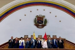 La delegación de VUFO se toma una foto con el Grupo de Amistad Parlamentaria Venezuela – Vietnam (Fuente: VNA)