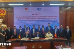 En la ceremonia de firma entre el Grupo GEO (Alemania) y la empresa O-DOOR Vietnam sobre el proyecto del Centro de Formación y Desarrollo de Recursos Humanos en Energías Renovables en la provincia de Gia Lai. (Foto: Sy Thang/VNA)