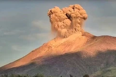 El volcán Kanlaon entra en erupción la madrugada del 13 de mayo, expulsando una columna de ceniza al cielo. (Foto: Guardian News)