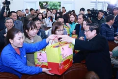 El primer ministro Pham Minh Chinh entrega regalos a las familias beneficiadas de políticas preferenciales (Fuente: VNA)