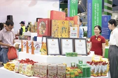 Un stand de OCOP exhibe los productos básicos de Hanoi. (Foto: VNA)