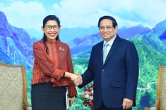 El primer ministro vietnamita, Pham Minh Chinh, recibe a la embajadora tailandesa, Urawadee Sriphiromya (Fuente: VNA)