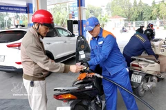 Clientes compran gasolina en una tienda de Petrolimex Hung Yen en la provincia de Hung Yen. Foto: VNA