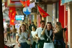 Los turistas internacionales se sumergen en la vibrante vida urbana de Hanoi. (Foto: VNA)
