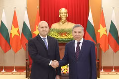 El secretario general To Lam (derecha), recibe al presidente de Bulgaria, Rumen Radev, con motivo de su visita oficial a Vietnam en 2024. (Foto: VNA)
