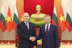 El secretario general To Lam (derecha), recibe al presidente de Bulgaria, Rumen Radev, con motivo de su visita oficial a Vietnam en 2024. (Foto: VNA)