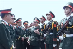 El general Nguyen Tan Cuong, jefe del Estado Mayor del Ejército Popular de Vietnam y viceministro de Defensa Nacional, inspecciona el desfile. (Foto: VNA)