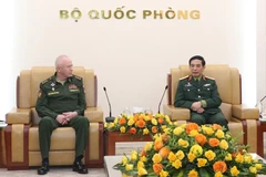 El ministro de Defensa vietnamita, general Phan Van Giang (derecha) recibe al subjefe de la cartera de Defenfa de Rusia, coronel general Alexander Fomin (Fuente: VNA)