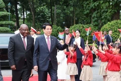 El presidente de Vietnam, Luong Cuong, recibe en el Palacio Presidencial a su homólogo de Sudáfrica, Matamela Cyril Ramaphosa (Fuente: VNA)