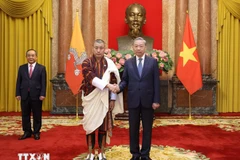 El secretario general del Partido Comunista y presidente del Estado, To Lam (derecha), recibe al embajador de Bután en Vietnam, Kinzang Dorji, quien acude a presentar sus cartas credenciales el 17 de septiembre de 2024. (Foto: VNA)