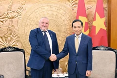 Tran Luu Quang (derecha), secretario del Comité Central del Partido Comunista de Vietnam y jefe de su Comisión de Políticas y Estrategias , y el presidente de MSZP, Komjáthi Imre (Fuente: VNA)
