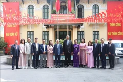 El presidente del Comité Central del Frente del FPV, Do Van Chien, recibe a una delegación de la VKBIA (Fuente: VNA)