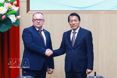 El general Luong Tam Quang, ministro de Seguridad Pública de Vietnam, y el presidente del Comité Estatal de Peritaje Judicial de Belarús, Alexei Aleksandrovich Volkov (Fuente: VNA)